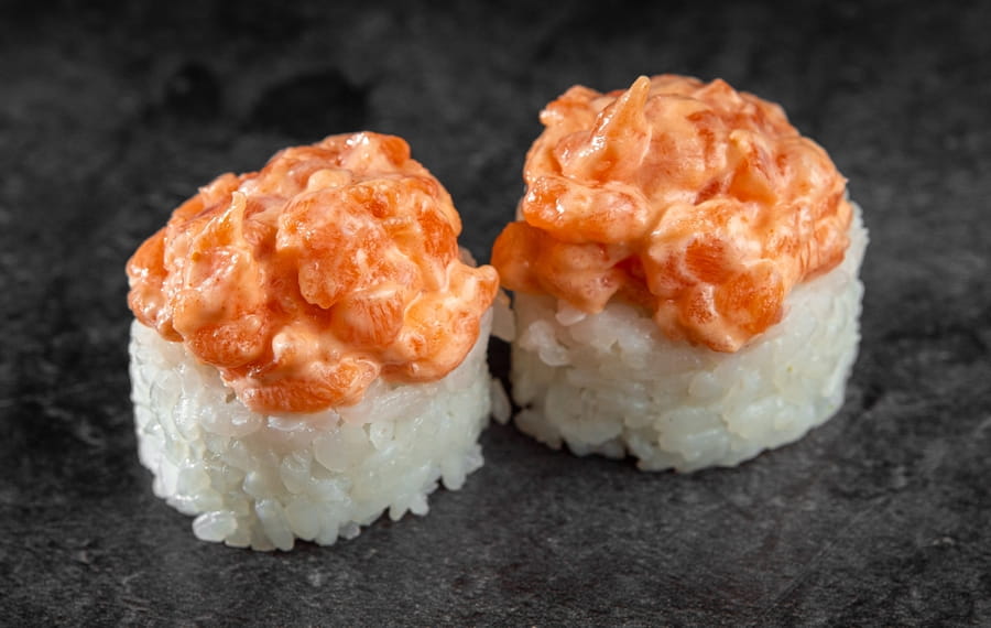 Острый ролл с лососем