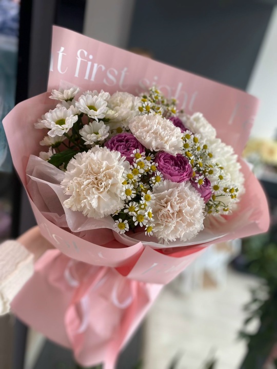 Букетик с розами и ромашками