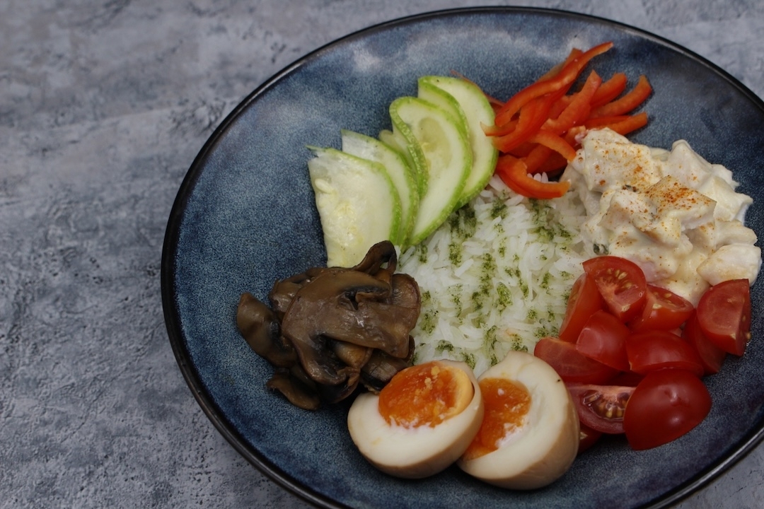 Боул со сливочной курицей, яйцом и рисом