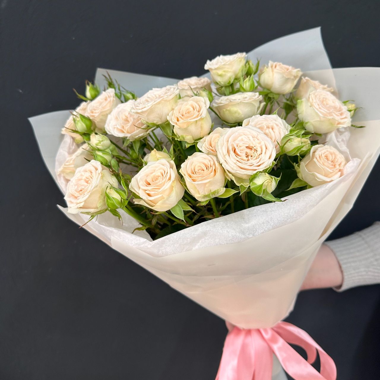 5 пионовидных кустовых роз 