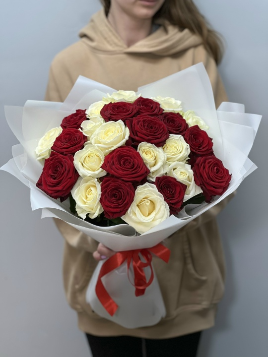25 красно-белых роз в оформлении