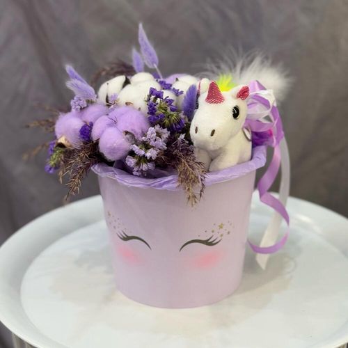 Букет из сухоцветов с мягкой игрушкой-брелком Единорожкой