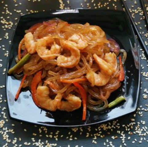 Лапша Вок с морепродуктами и овощами
