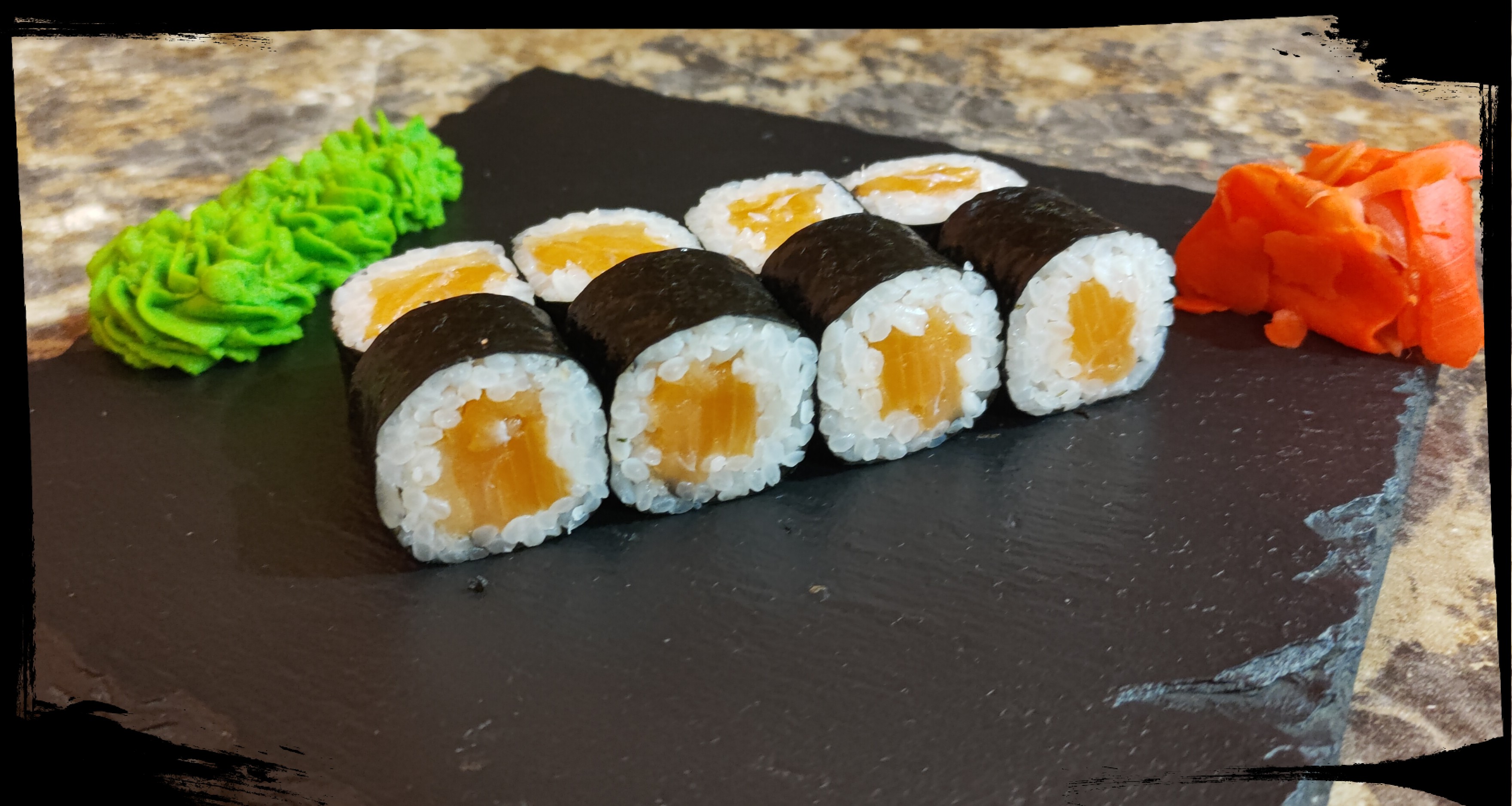 Маки с лососем