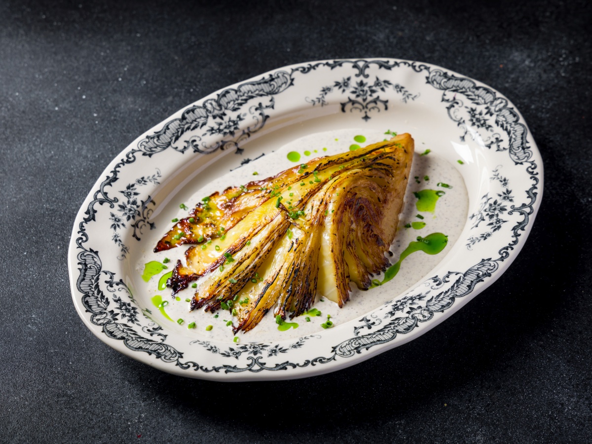 Молодая запеченая капуста в трюфельном соусе