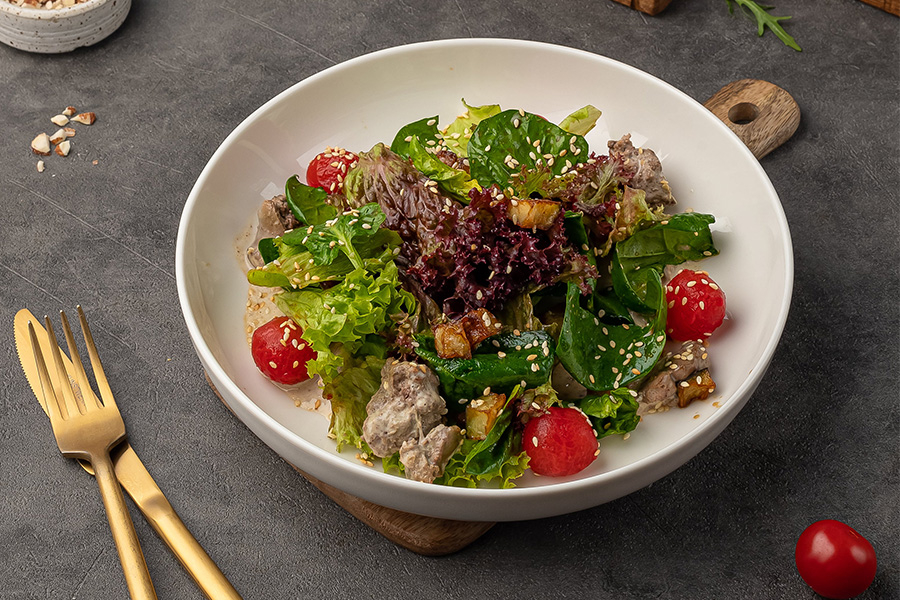 Салат с куриной печенью и баклажанами