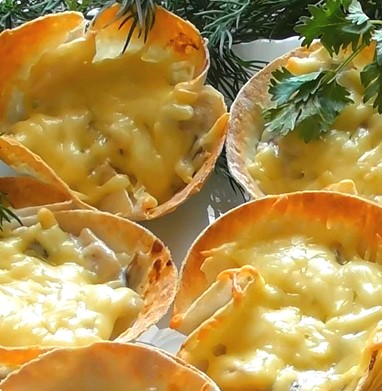 Жюльен из грибов и курицы в лаваше