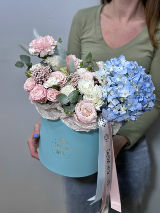 Гортензия с пионовидными розами в коробке