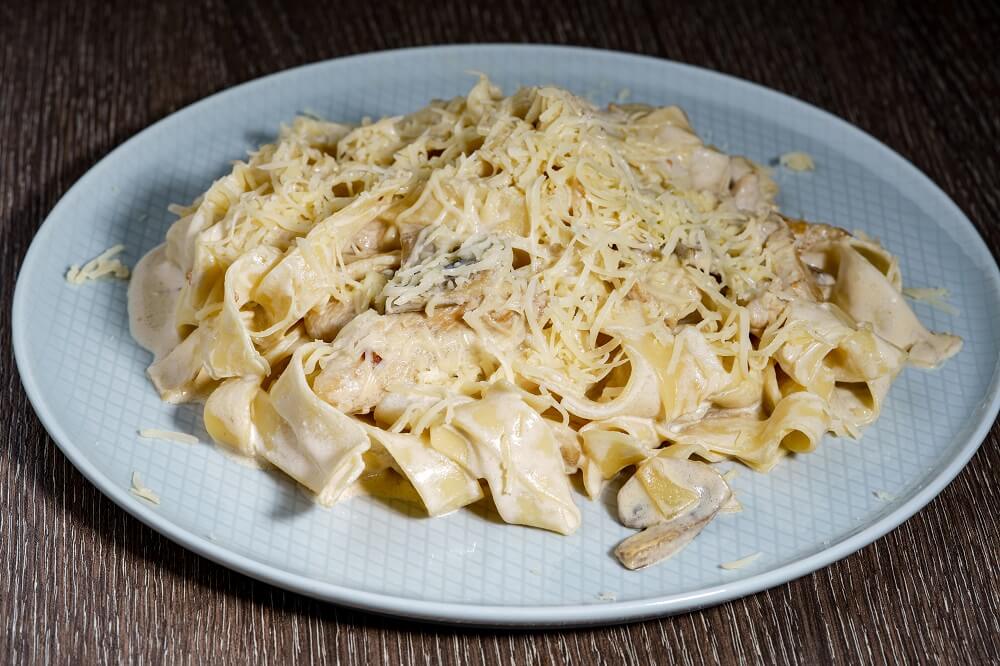 Паста Фетучини с курицей и грибами
