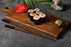 Ролл с копчёным лососем