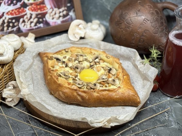 Хачапури по‑аджарски с курицей и грибами