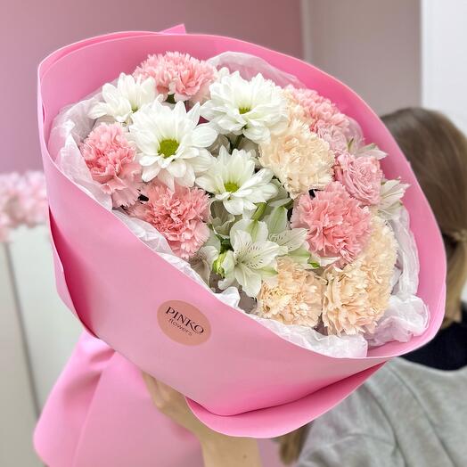 Букет с хризантемой и диантусами