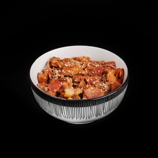 Wok с курицей, беконом