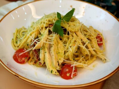 Спагетти с цыплёнком и соусом песто