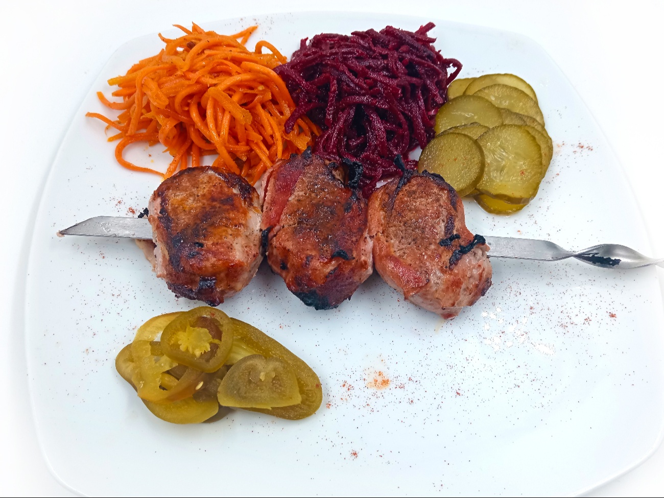 Свинина в беконе с маринованными овощами
