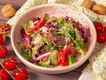 Салат с говяжьими щечками