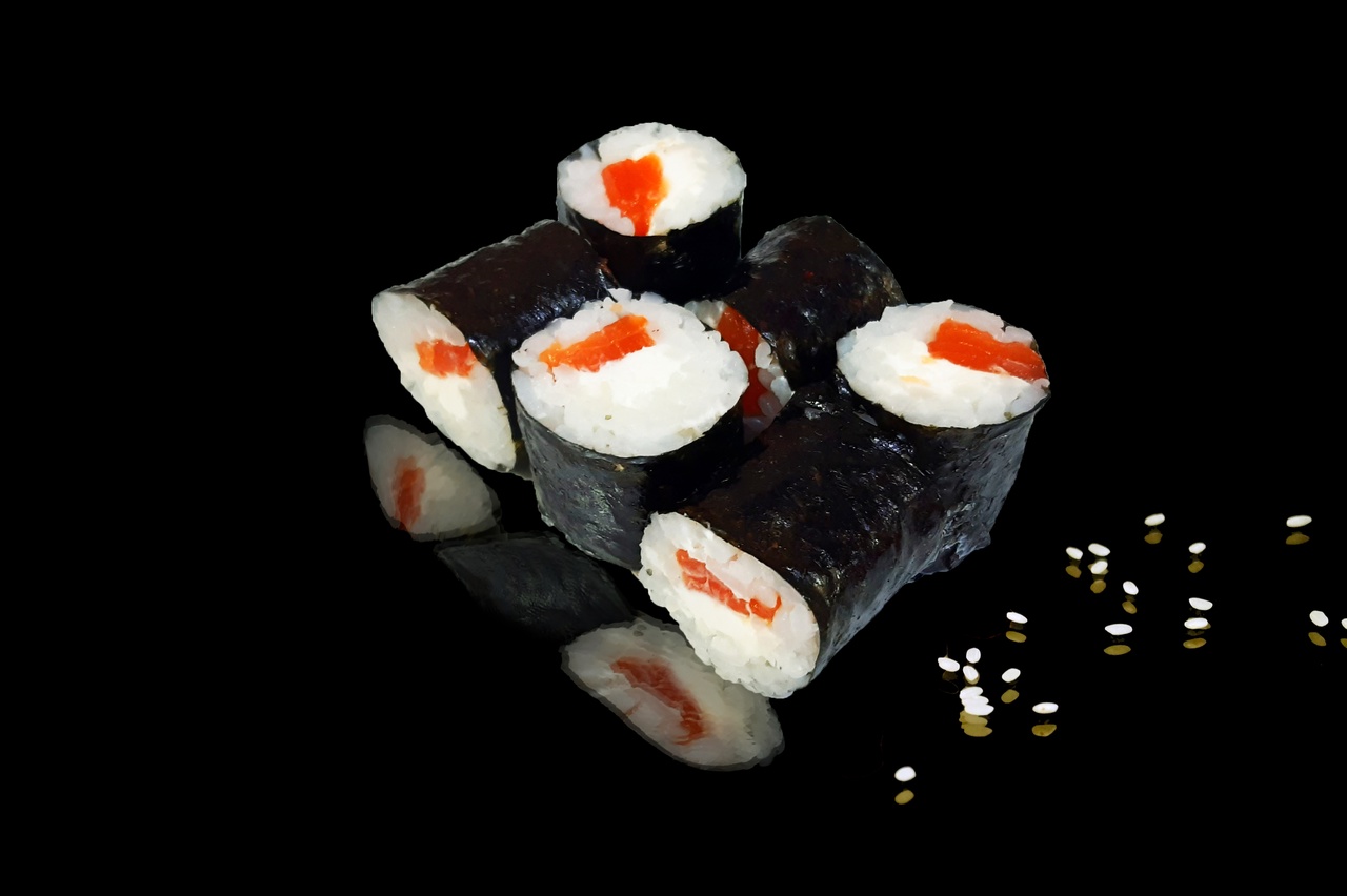 Ролл с лососем и сливочным сыром