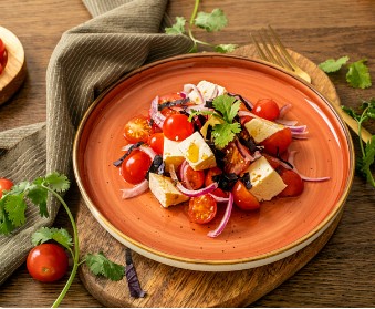 Салат с черри и сыром чанах