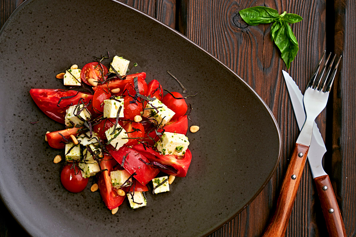 3 помидора с имеретинским сыром салат