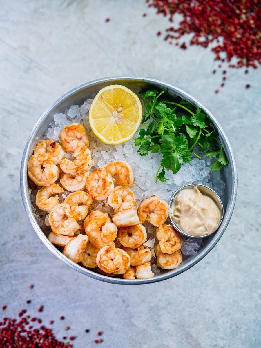 *Плато жаренных креветок на льду