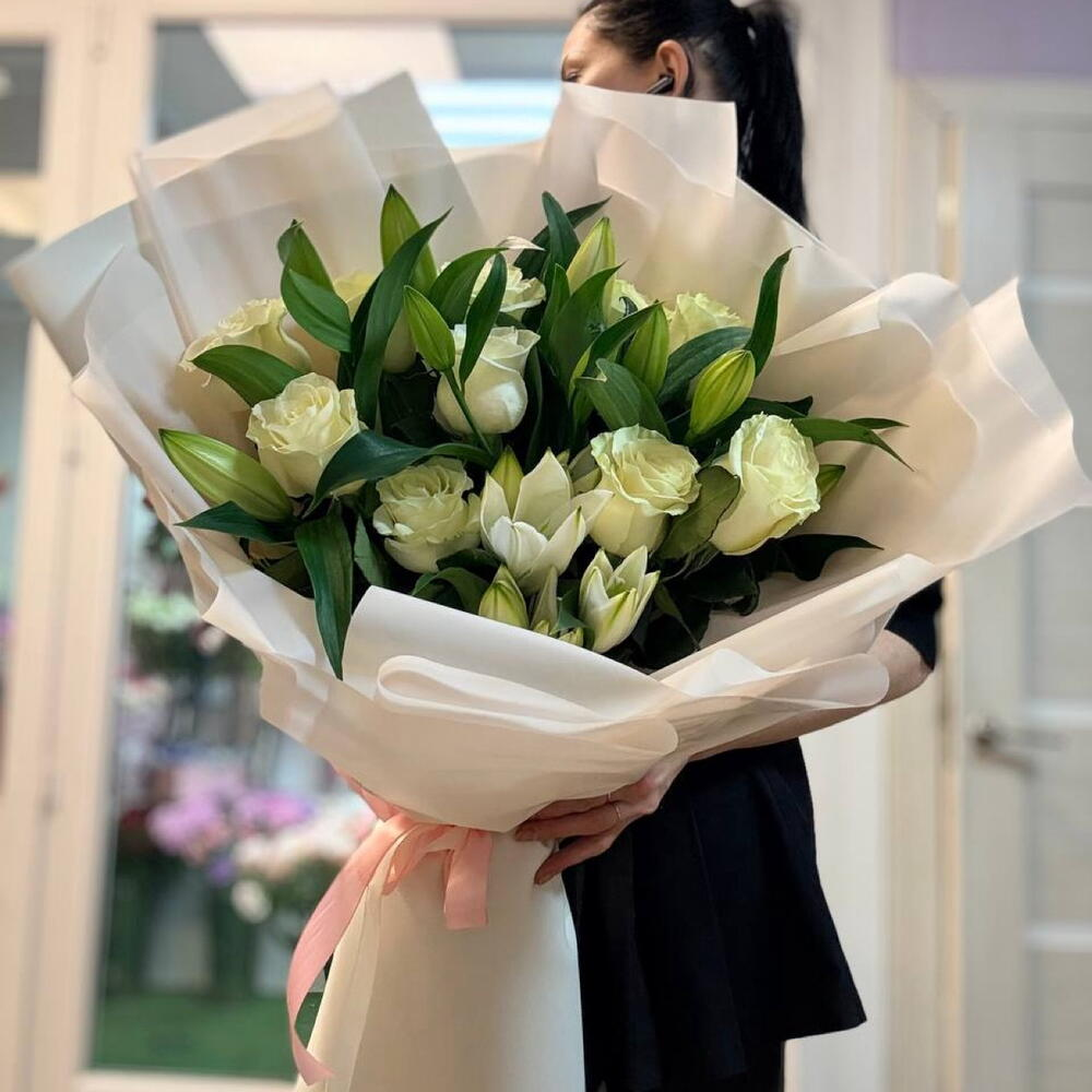 Букет лилии и розы белые