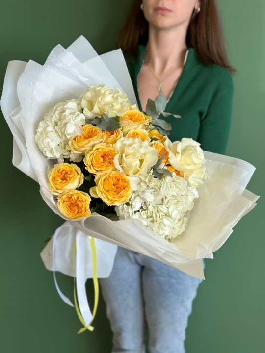 Букет с белыми гортензиями и пионовидными розами