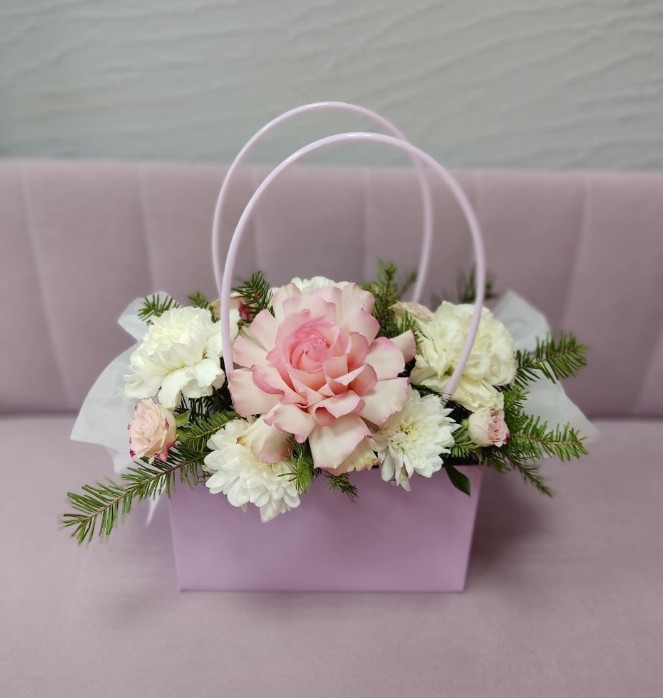 Коробка розами ,харизантемой и диантусами