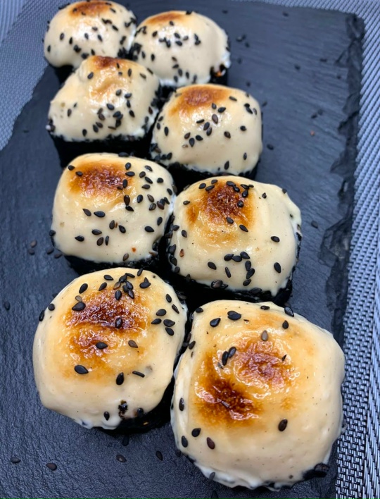 Запечённый мини ролл с крабом (чесночный)