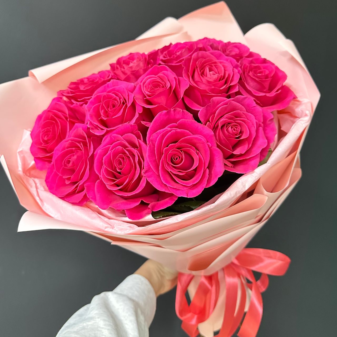 15 роз фуксия 60 см