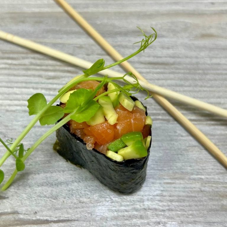 С лососем и авокадо