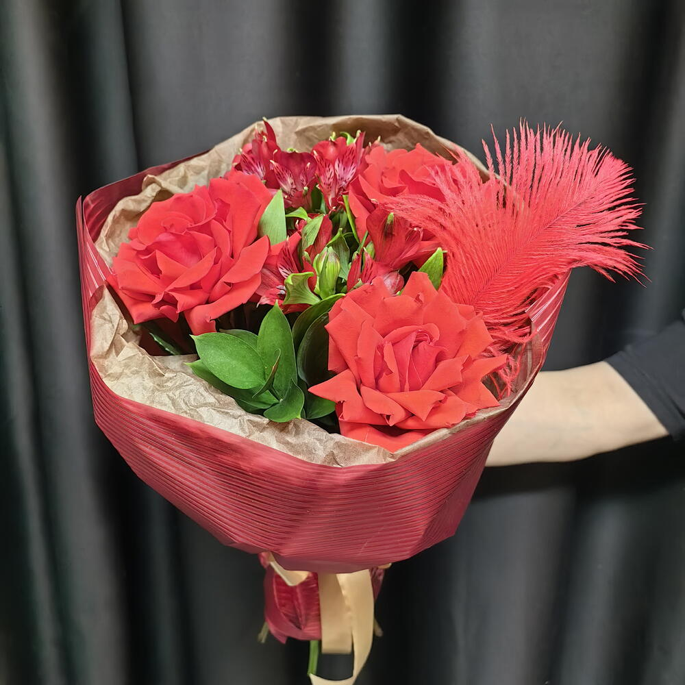 Алый букет с розами и альстромериями (код 433)