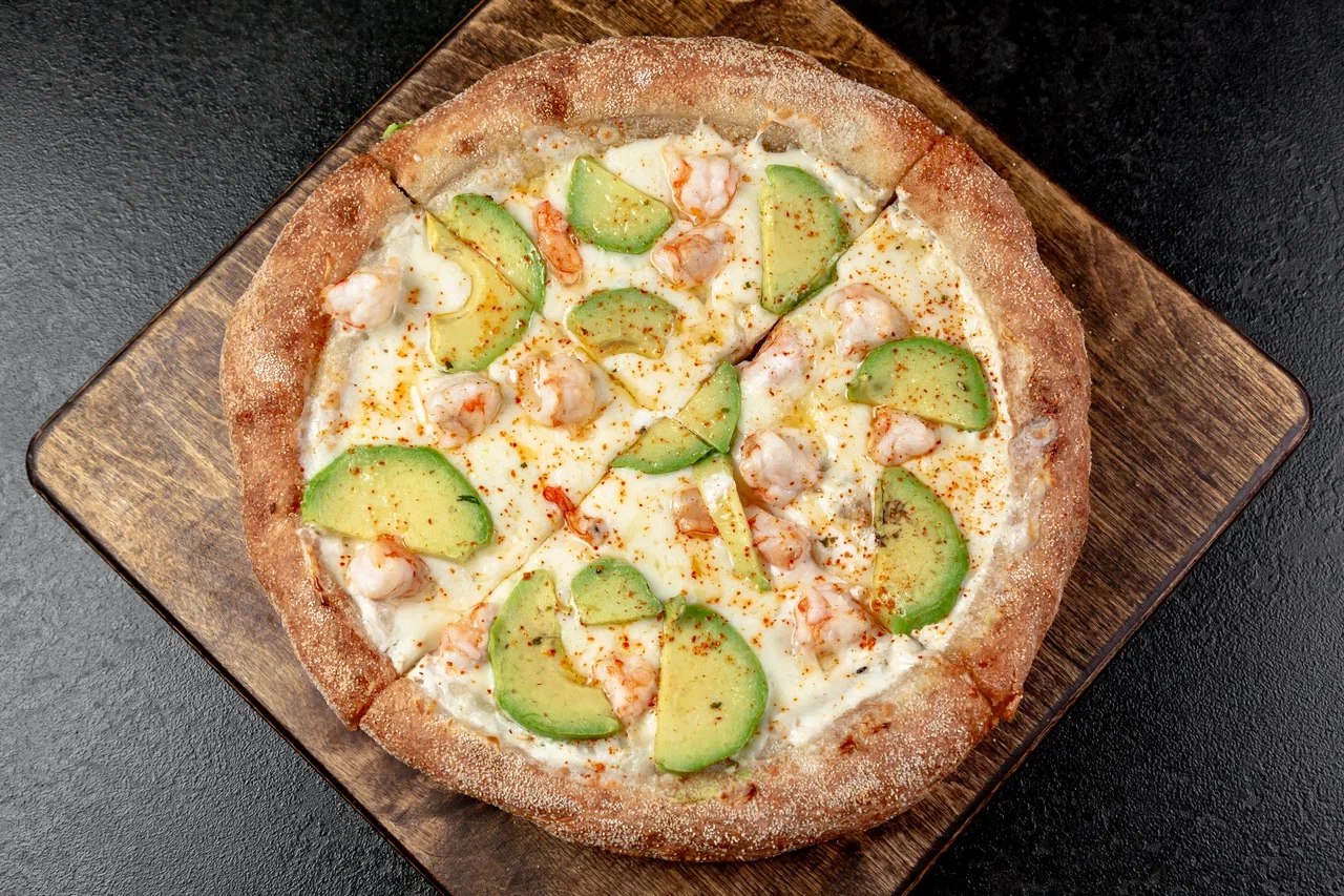 Пицца Napoli с креветками и авокадо