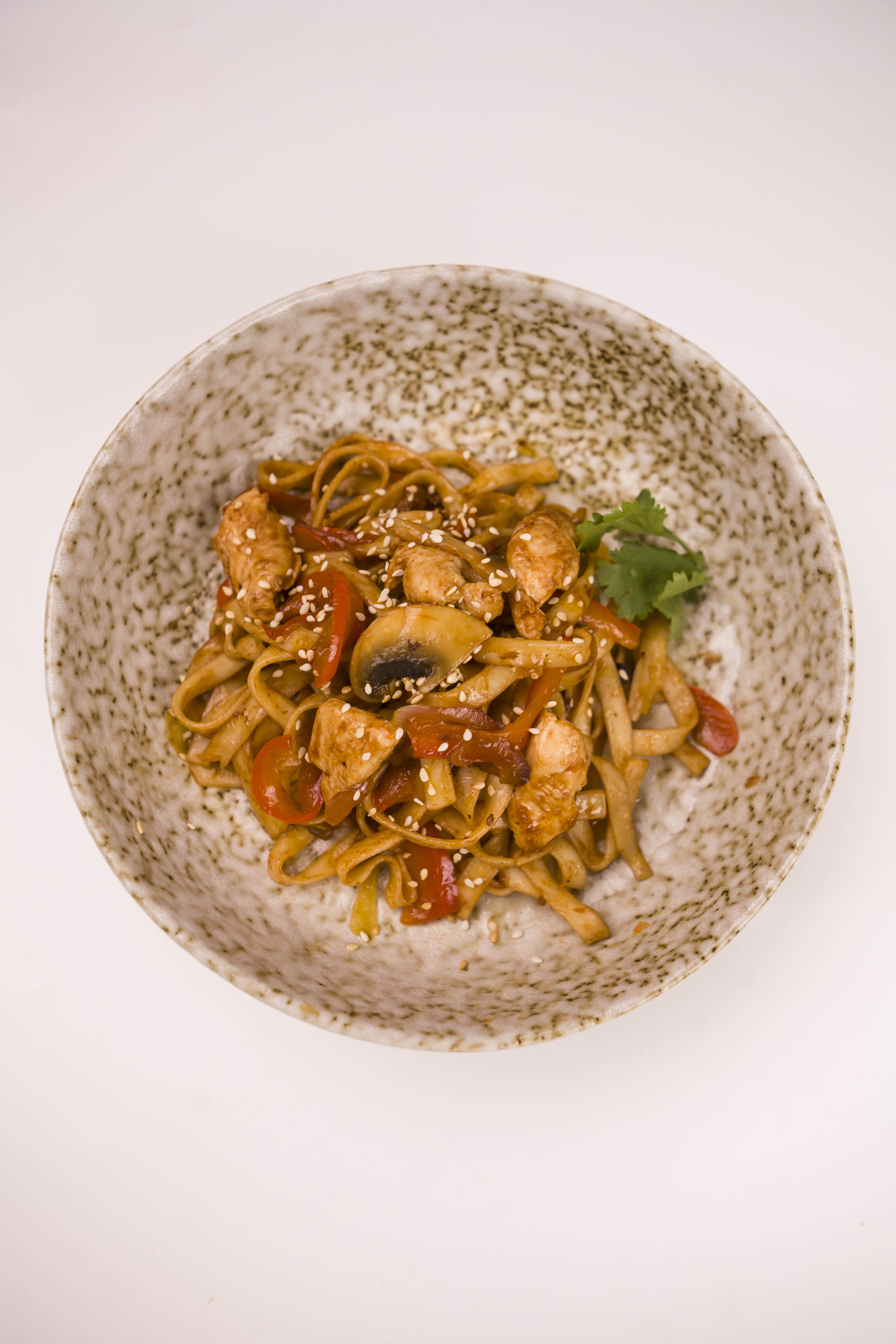 Вок лапша яичная с курицей и овощами