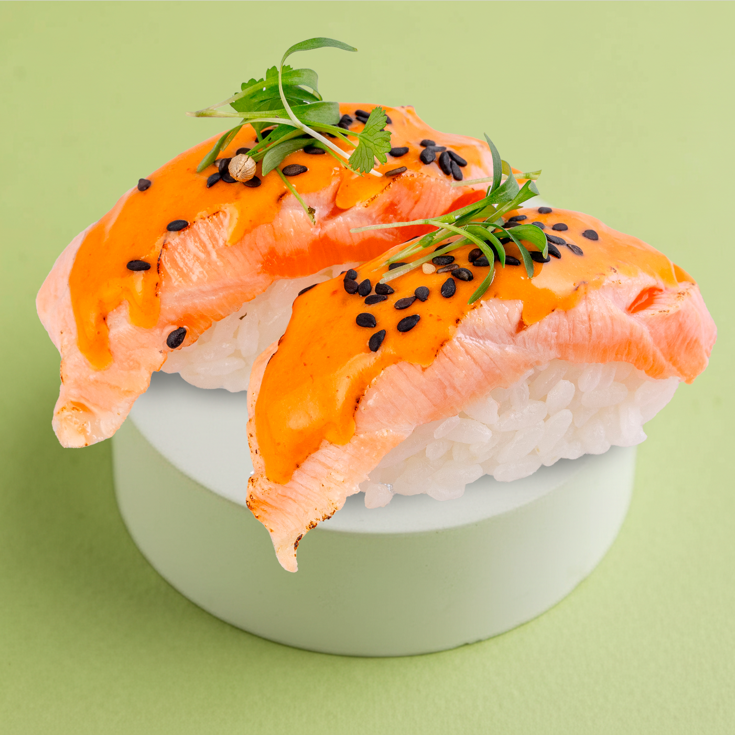 Суши с опаленным лососем в соусе том ям