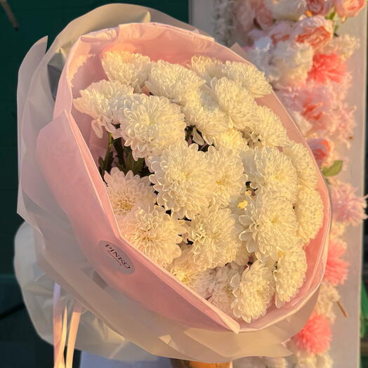 Букет хризантем в фирменной упаковке