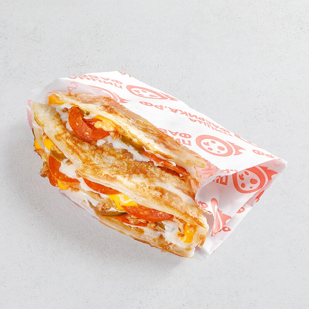 Кранч с пепперони и соусом чеддер 140гр