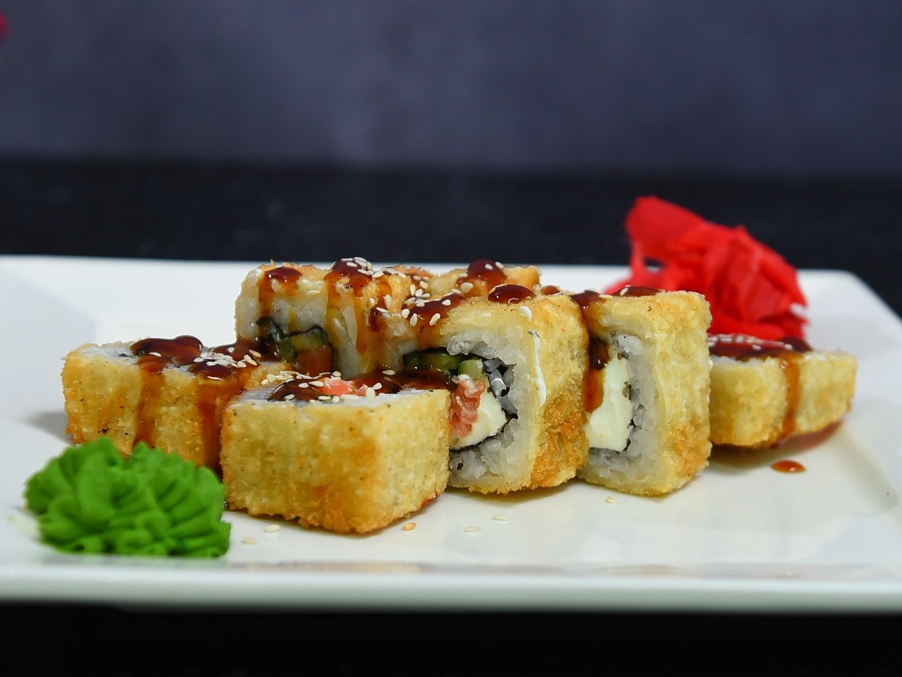 Горячий ролл с лососем