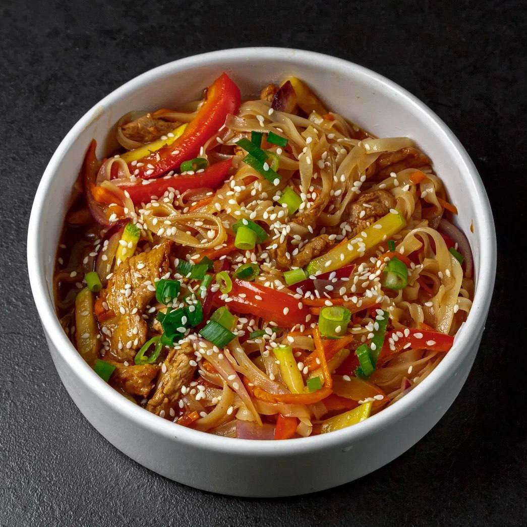 WOK со свининой и рисовой лапшой