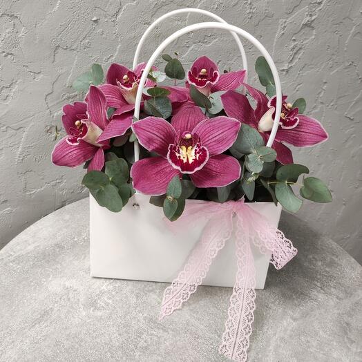Цветы в сумочке Орхидеи с эвкалиптом