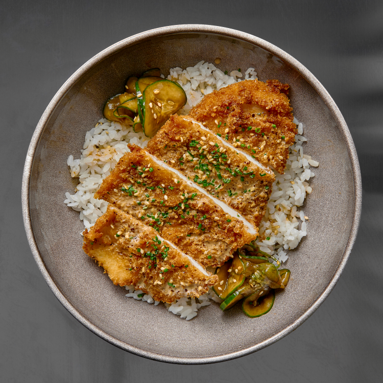 Рис с курицей кацу и огурцом кимчи