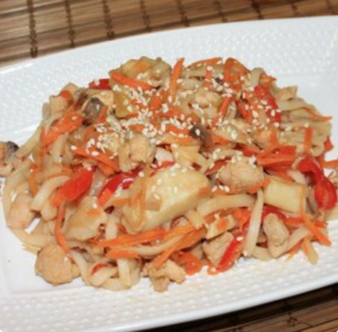 Лапша Wok с курицей в кисло-сладком соусе