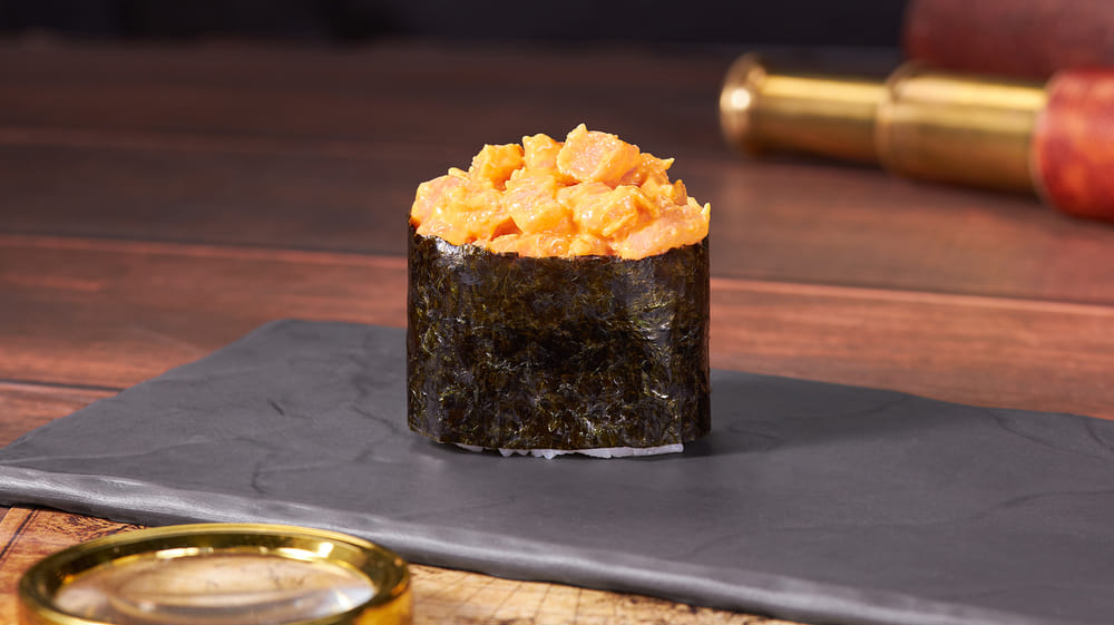 Гункан Тортуга с копченой кетой