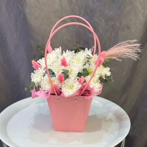 Букет из белых хризантем с сухоцветами, в сумочке (к0234)