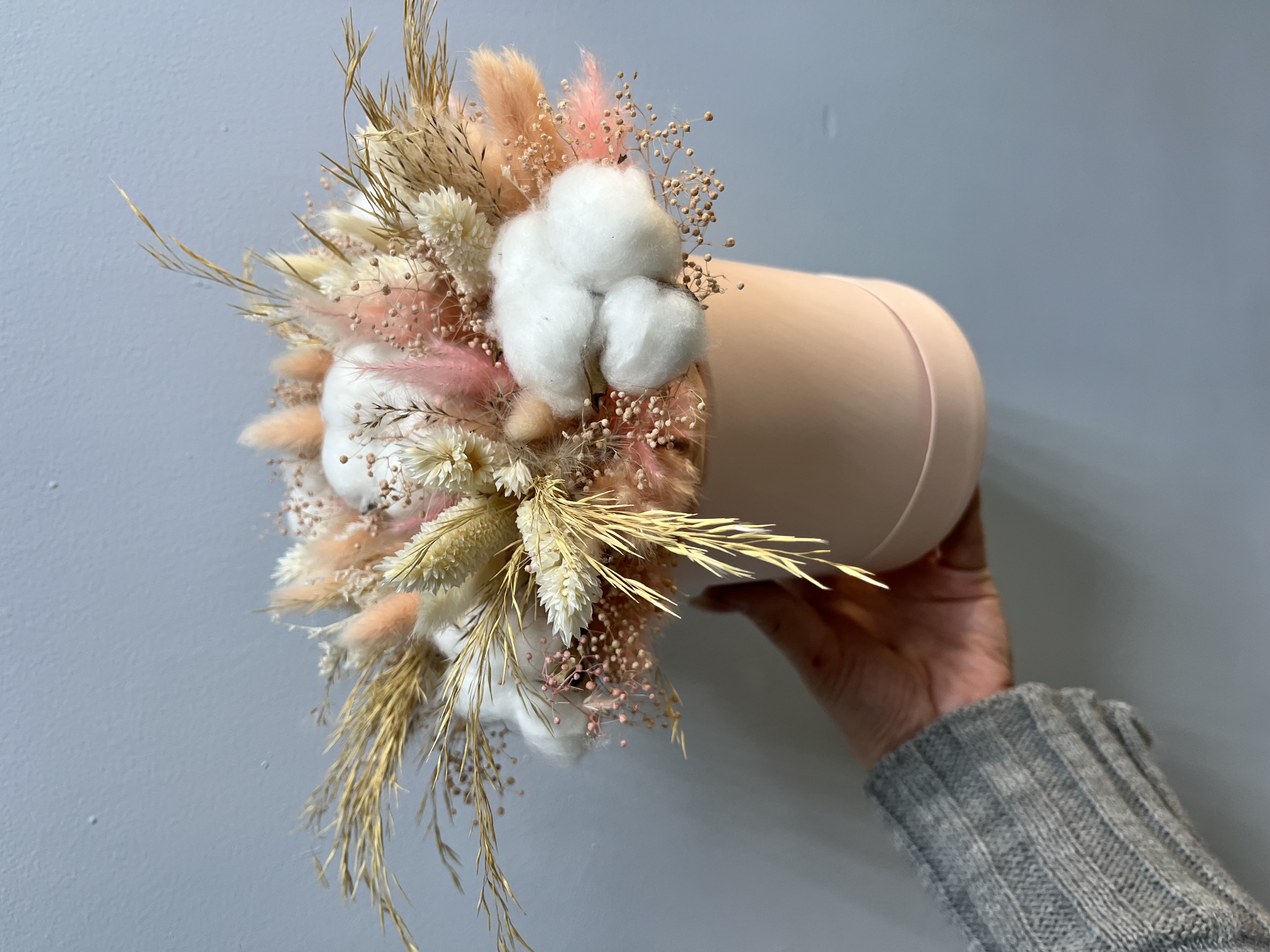 Кремовая композиция из хлопка и сухоцветов в коробке