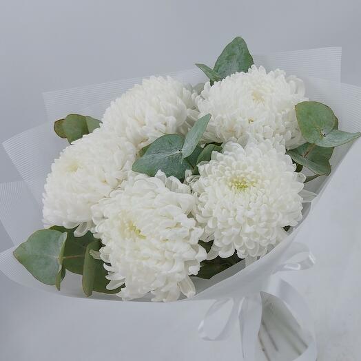 Белое облачко: роскошные хризантемы с эвкалиптом