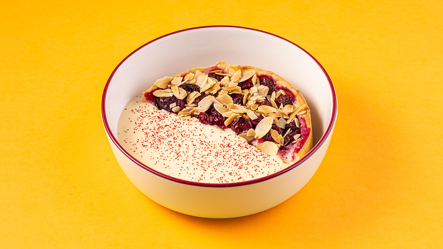 Вишневый пирог с ванильным муссом и лепестками миндаля