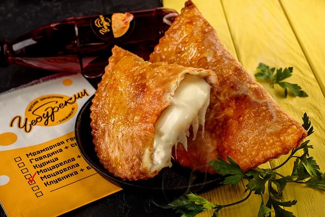 Чебурек с моцареллой XL