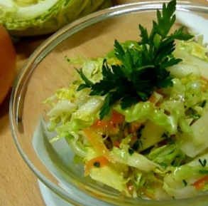 Салат из свежей капусты с яблоками