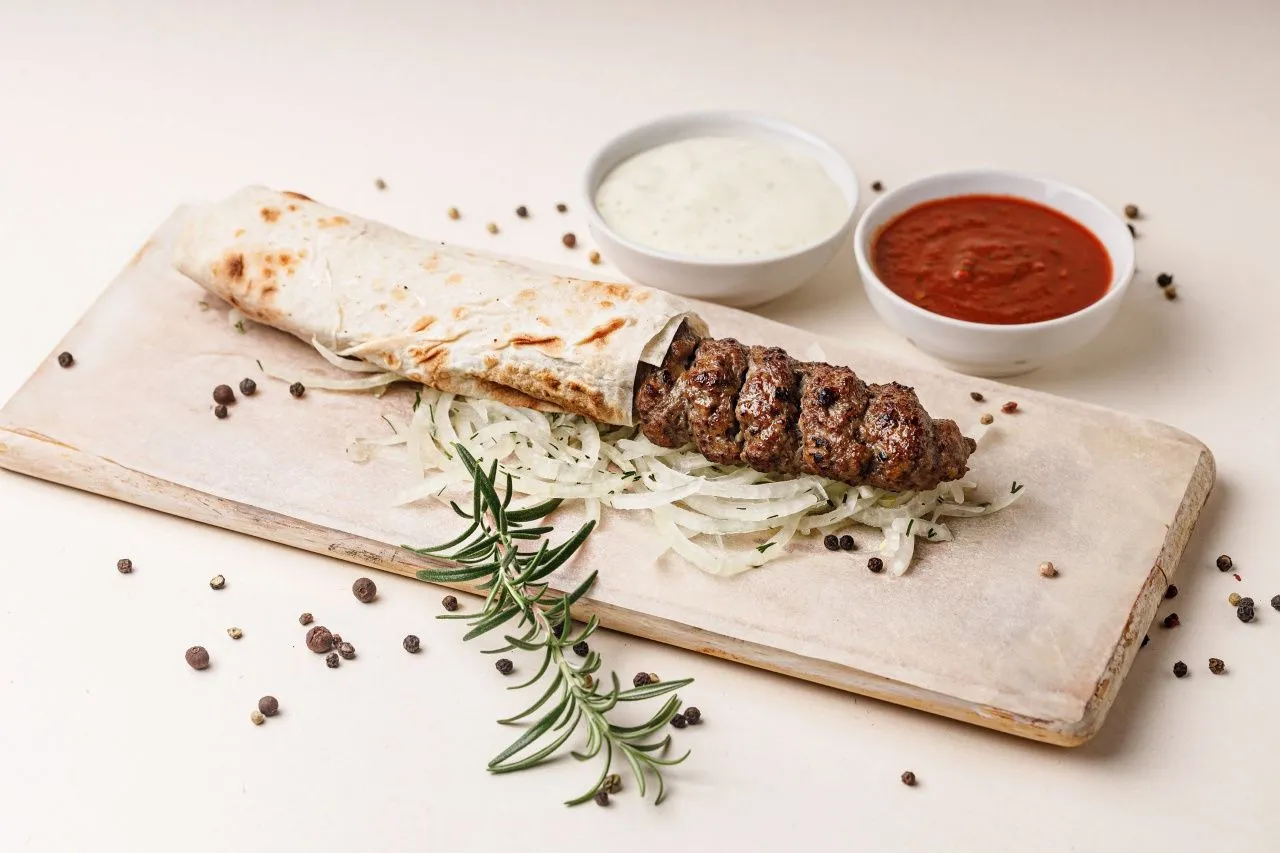 Кебаб из баранины в лаваше соус томатный