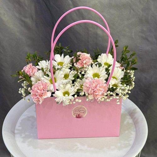 Корзина с цветами: ромашки, гвоздики, гипсофила (к1963)